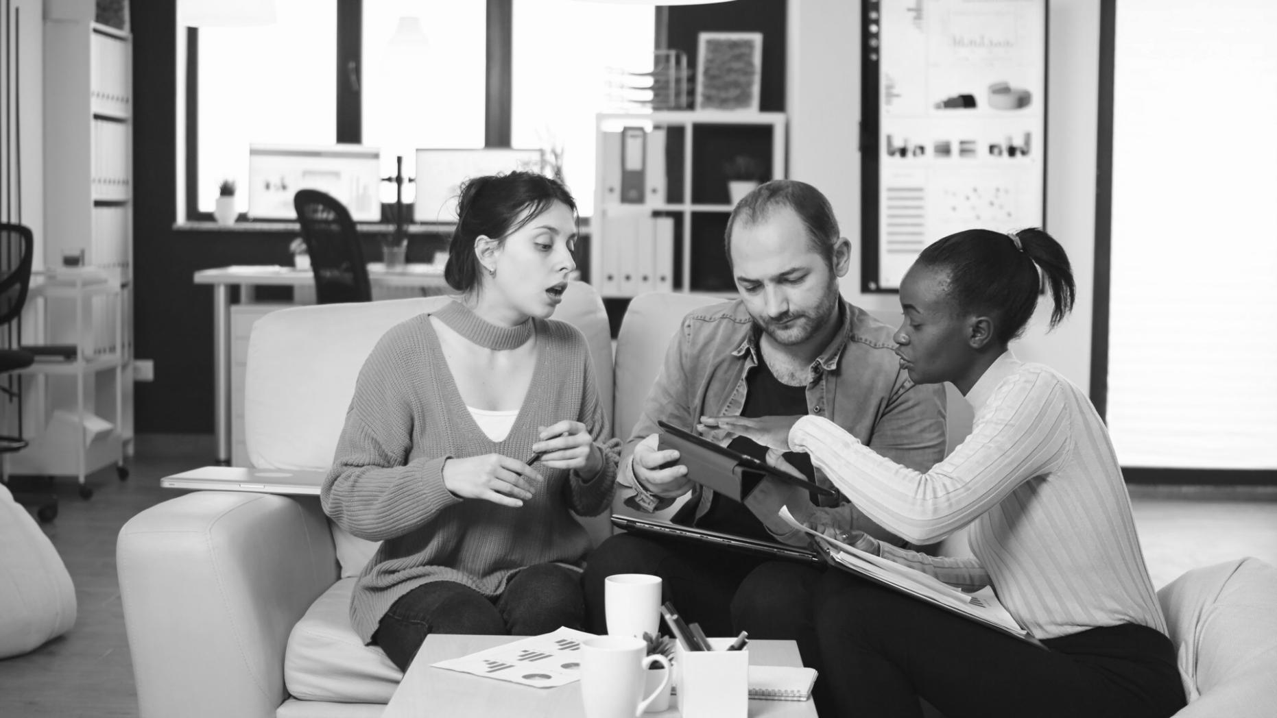 Oficina moderna con documentos financieros y gráficos de crecimiento empresarial