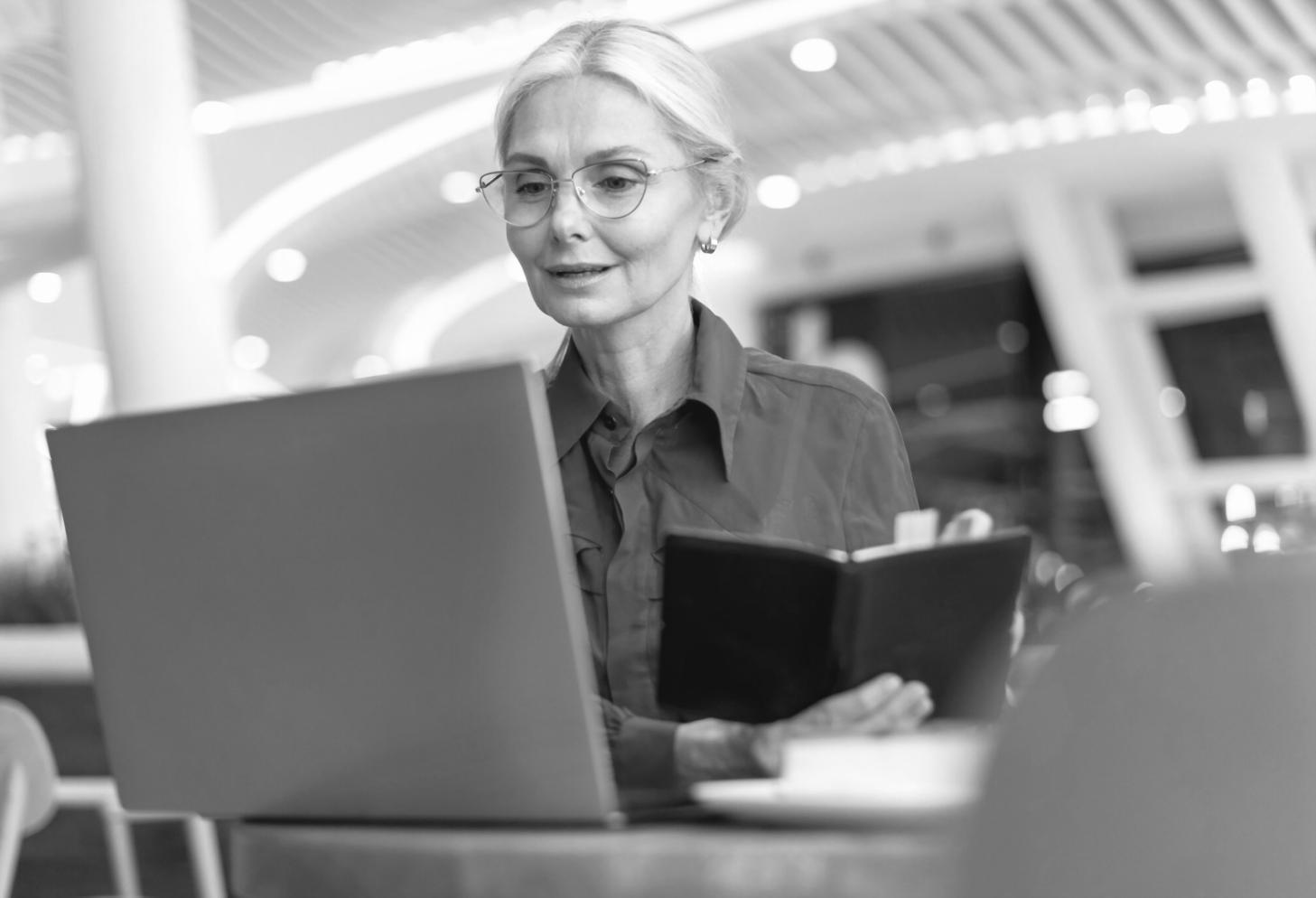 Empresario analizando diferentes opciones de inversión y crecimiento