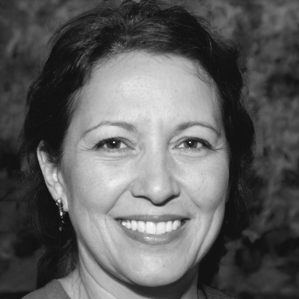 Retrato profesional de Carmen Herrera, directora de análisis estratégico